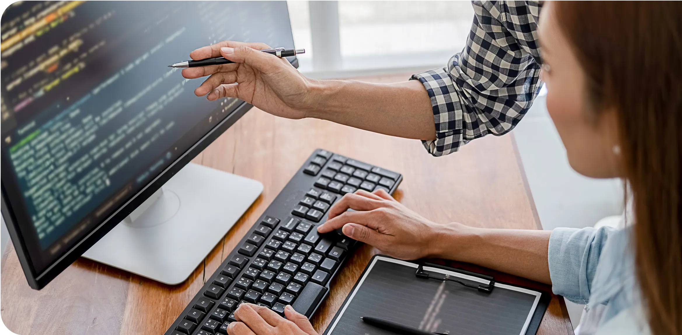 指導を受ける女性